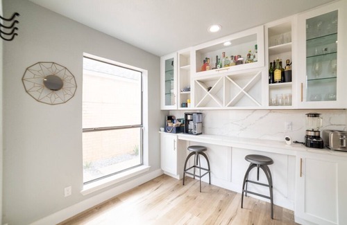 Garland House | Trendy Modern Oasis for Your Perfect Getaway