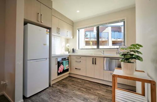 Hamilton House | Modern Oasis with Spa close to shopping centres