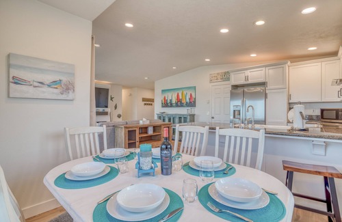 Bayshore House | Oceanview Retreat in Waldport with Game Arcade & Pool