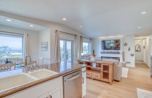 Bayshore House | Oceanview Retreat in Waldport with Game Arcade & Pool