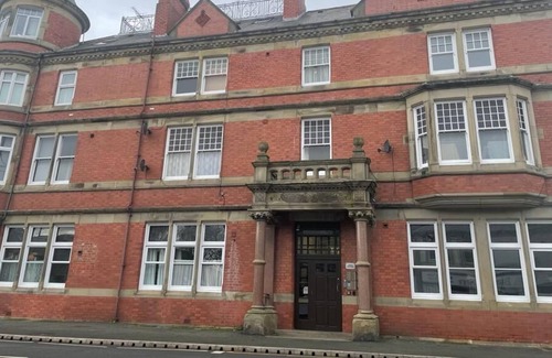 Prestatyn Apartment | Modern one bedroom apartment, 10 minute walk from the beach