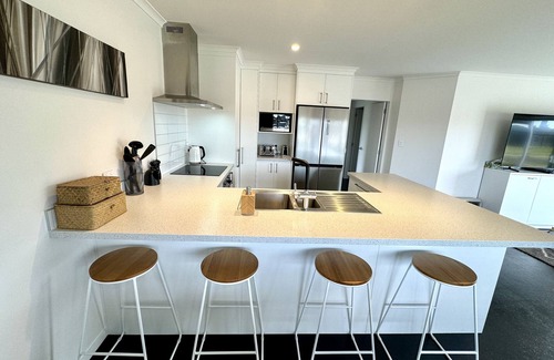 Matarangi House | Family-Friendly Retreat with Ocean Views - Rated 10/10