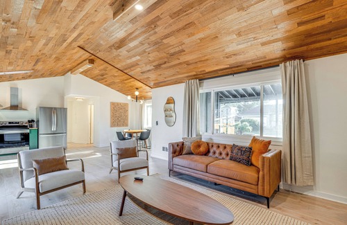 Tierra Del Mar House | Modern Oregon Cottage w/Hot Tub: Walk to Beach!