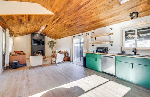 Tierra Del Mar House | Modern Oregon Cottage w/Hot Tub: Walk to Beach!