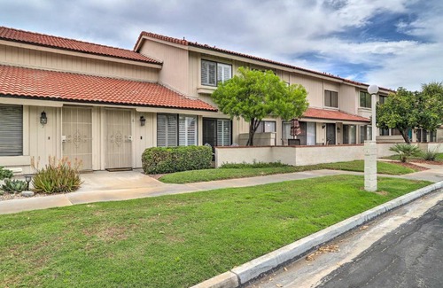 Palm Springs House | Modern Palm Springs Townhome with Hot Tub & Golf Access
