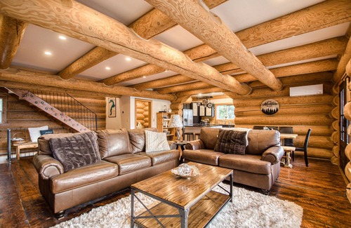 Sagle House | Serene Log Cabin Retreat with Breathtaking Lake Views