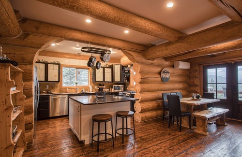 Sagle House | Serene Log Cabin Retreat with Breathtaking Lake Views
