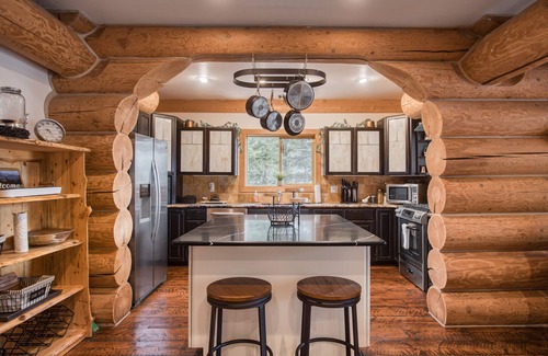 Sagle House | Serene Log Cabin Retreat with Breathtaking Lake Views