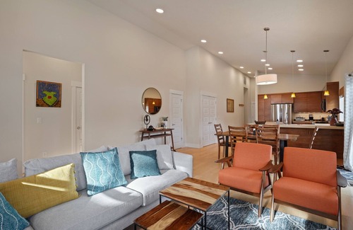 Southern Crossing House | Modern Retreat: Walk to Old Mill, Family-Friendly Amenities