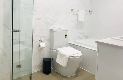 Asquith Apartment | Modern Penthouse/2 Bed 2 Bath/Aircon/WiFi/Netflix/Washer