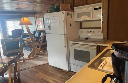 Houghton Lake Cottage | Experience Modern Pine Home Houghton Lakefront Retreat