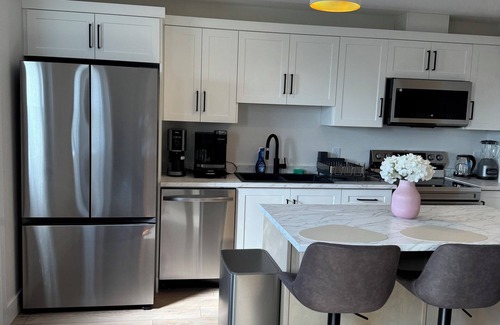 Paradise Apartment | Modern Plushy 3-Bedroom Getaway