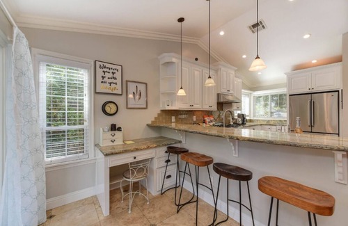 Antelope House | Modern 3-Bedroom Home Near Shopping & Dining - Rated 9.8