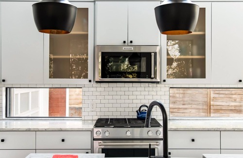 Cherrywood House | Stylish and Private East Austin Retreat with Spa Amenities