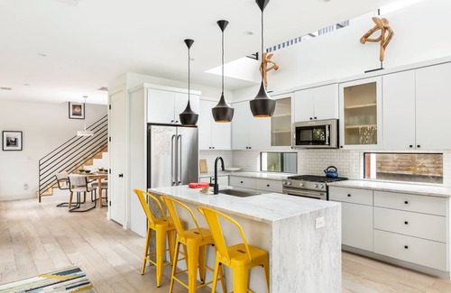 Cherrywood House | Stylish and Private East Austin Retreat with Spa Amenities