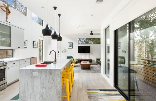 Cherrywood House | Stylish and Private East Austin Retreat with Spa Amenities