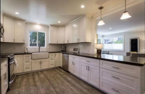 Shoreline West House | Modern Home with Pool and Breakfast Near Downtown MV