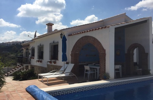Alora House | Modern Villa with Pool & Cinema Room - Guest Rated 10/10