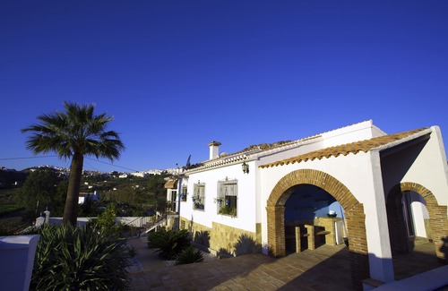 Alora House | Modern Villa with Pool & Cinema Room - Guest Rated 10/10