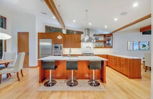 Southwest Hills House | Modern Comfort Awaits: 10/10 Rated Hotel with Spa & Pet-Friendly