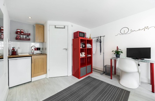 Childs Hill Apartment | Tranquil Studio Near City Centre with Pool & Spa Amenities