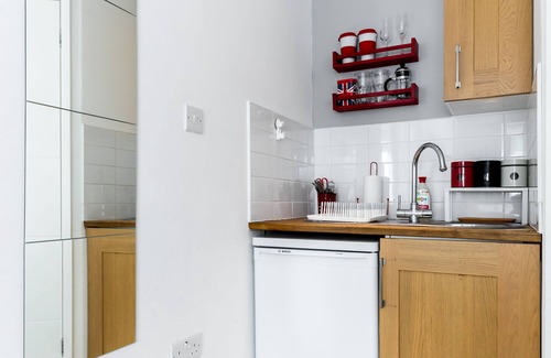 Childs Hill Apartment | Tranquil Studio Near City Centre with Pool & Spa Amenities