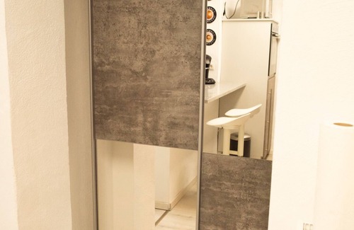 Straßenhaus Apartment | Peaceful Modern Apartment: Pet Friendly & Family-Oriented