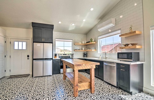 Kanab House | Modern Ranch House with Fire Pit & Scenic Valley Views