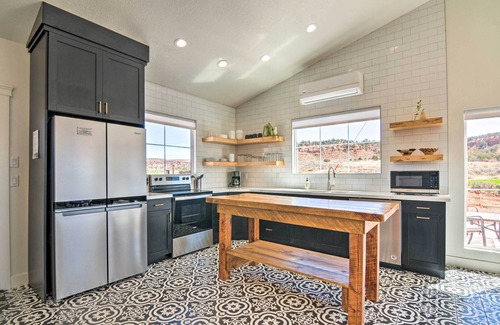 Kanab House | Modern Ranch House with Fire Pit & Scenic Valley Views