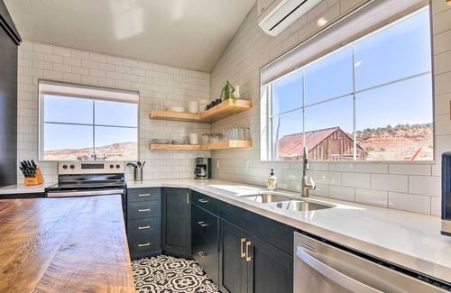 Kanab House | Modern Ranch House with Fire Pit & Scenic Valley Views