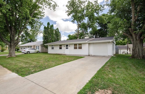 West Middleton House | Modern Ranch-Style Home with Pool & Pet-Friendly Amenities