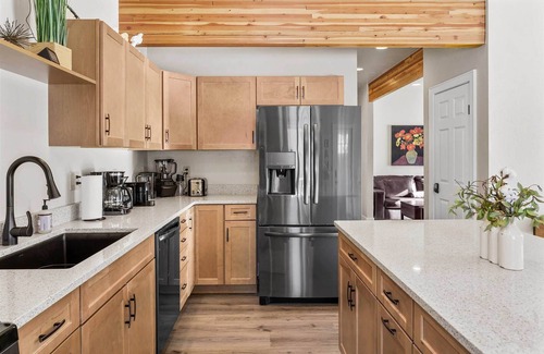 Red Lodge Cabin | Elegant Red Lodge Cabin Steps from Broadway Avenue