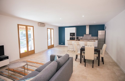 Mollans-sur-Ouveze Cottage | Refurbished Gîte with Air Conditioning, Garden & Jacuzzi