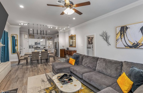 Shreveport House | Art Gallery Retreat: Pet-Friendly with Spa & Kitchen Access