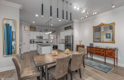 Shreveport House | Art Gallery Retreat: Pet-Friendly with Spa & Kitchen Access