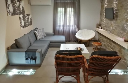 Trikala Apartment | Central Trikala Residence with Kitchen & Breakfast Included