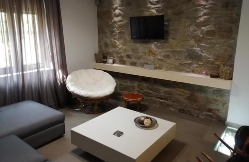 Trikala Apartment | Central Trikala Residence with Kitchen & Breakfast Included