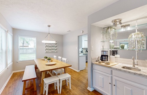 Panther Creek House | Modern retreat in a quiet neighborhood, close to shopping, & fenced in yard