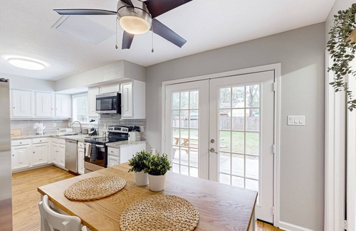 Panther Creek House | Modern retreat in a quiet neighborhood, close to shopping, & fenced in yard