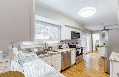 Panther Creek House | Modern retreat in a quiet neighborhood, close to shopping, & fenced in yard