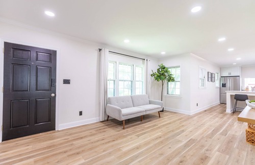 Charlotte House | Premier Modern Retreat with Breakfast in South End