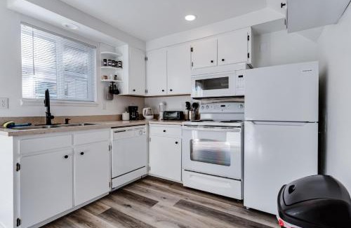 College Hill Apartment | Modern Retreat for Families & Pets near UofO & Autzen Stadium