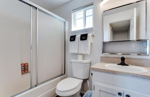 College Hill Apartment | Modern Retreat for Families & Pets near UofO & Autzen Stadium