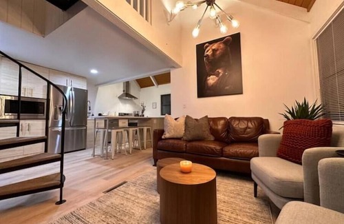 Davis Cabin | Inviting Modern Vintage Cabin Retreat with Spa & Breakfast