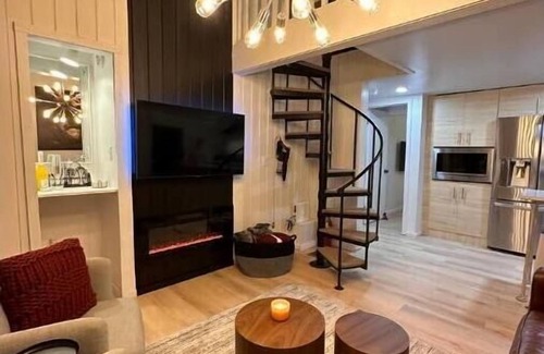 Davis Cabin | Inviting Modern Vintage Cabin Retreat with Spa & Breakfast