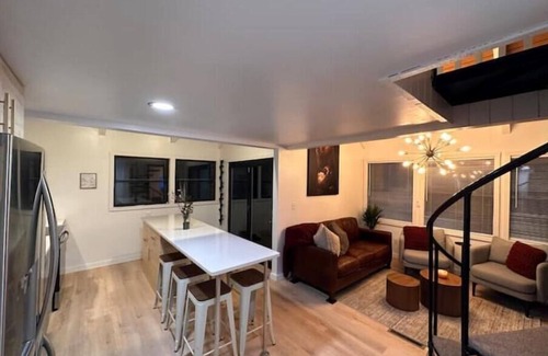 Davis Cabin | Inviting Modern Vintage Cabin Retreat with Spa & Breakfast