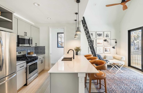 Bouldin Cottage | Henley by Avantstay: Relaxing Pool & Inviting Patio Retreat