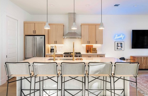 Bouldin Cottage | Henley by Avantstay: Relaxing Pool & Inviting Patio Retreat