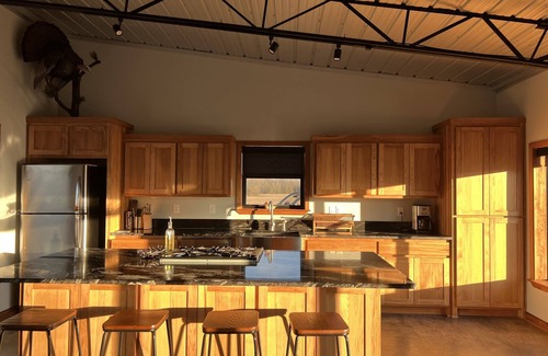 Bauxite Cabin | Idyllic Modern Retreat with Scenic Views Near Little Rock
