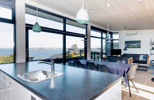 Hjarbæk House | Ideal 8-Person Holiday Home with Ocean View in Løgstrup